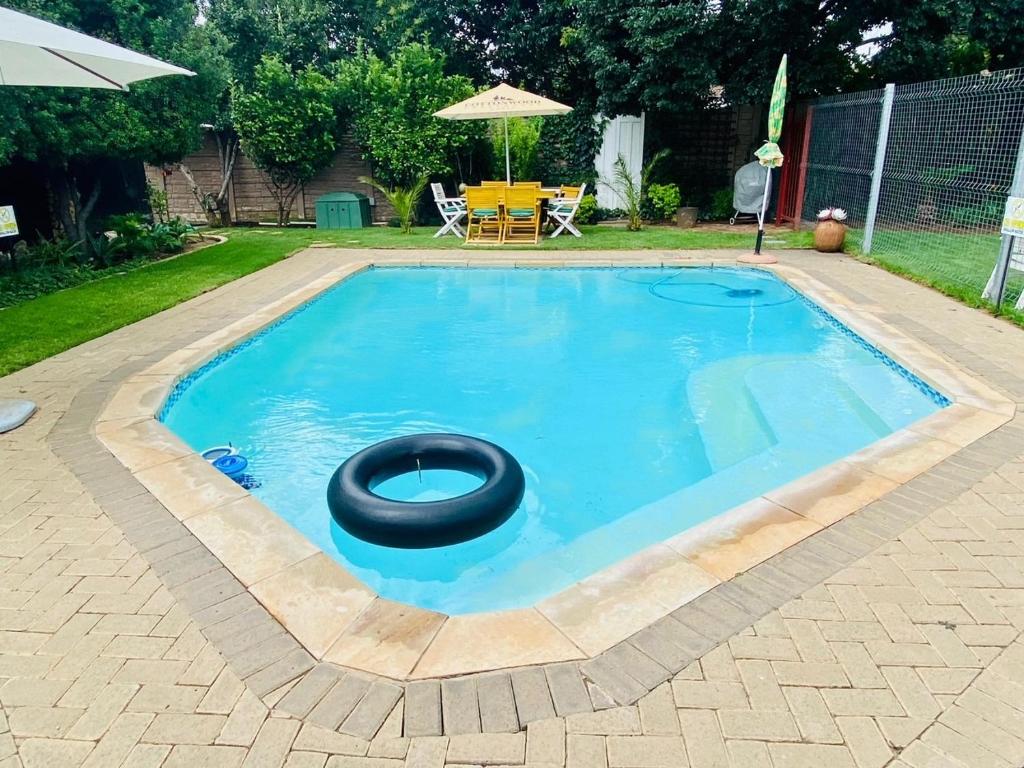 Bazén v ubytování Cottonwood Guesthouse Oasis nebo v jeho okolí