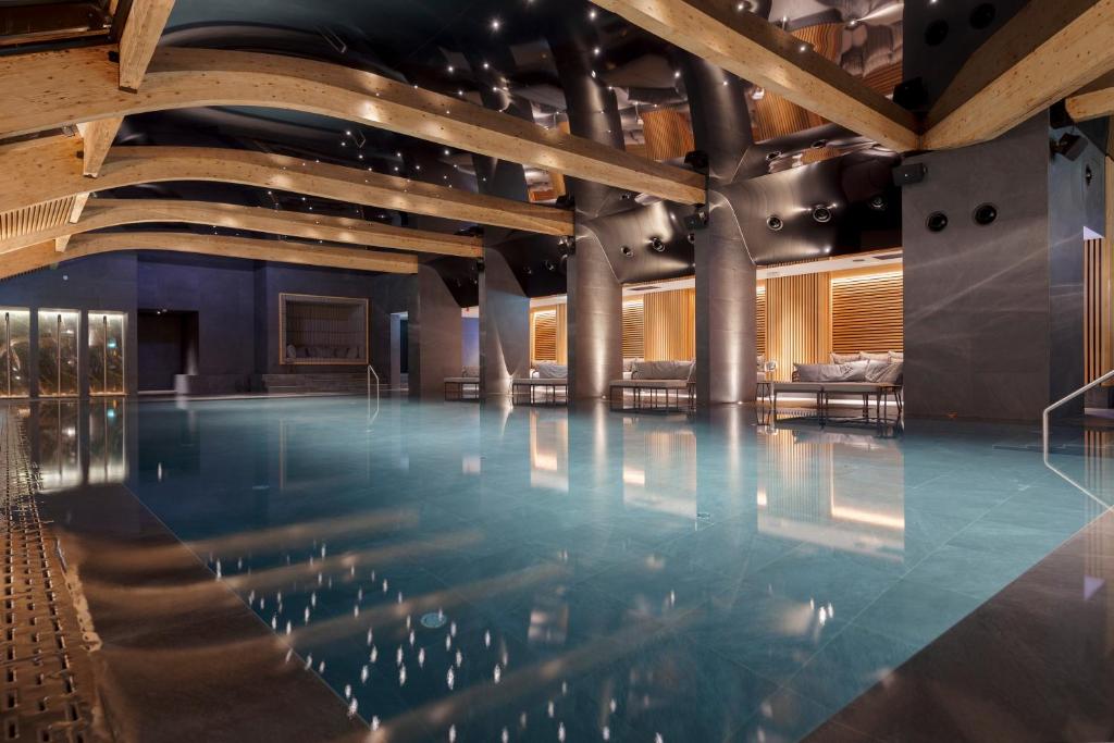 Bazén v ubytování Hotel Grand Kopaonik nebo v jeho okolí