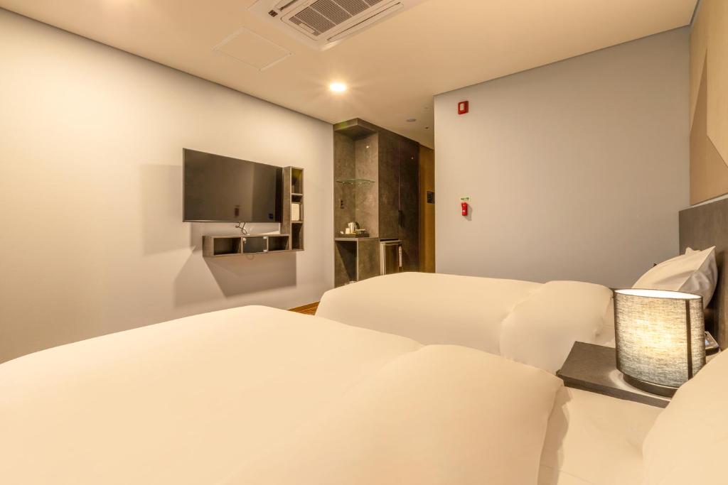 TV a/nebo společenská místnost v ubytování Urban-Est Hotel