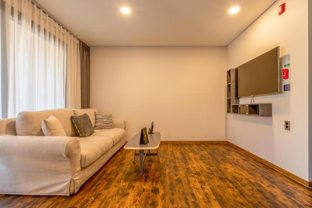 TV a/nebo společenská místnost v ubytování Urban-Est Hotel