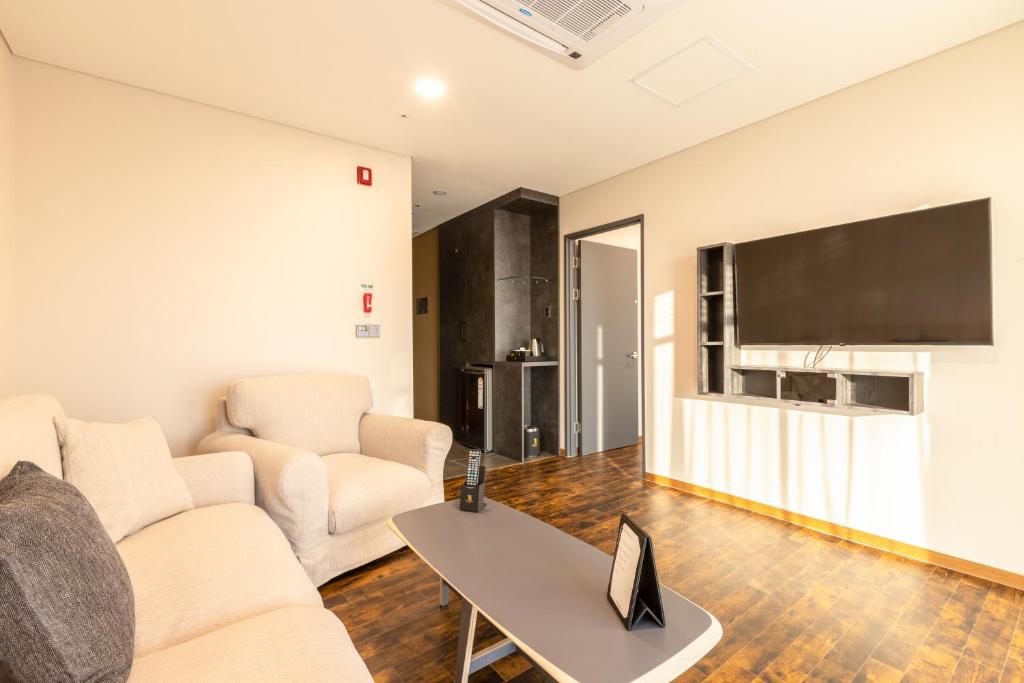 TV a/nebo společenská místnost v ubytování Urban-Est Hotel
