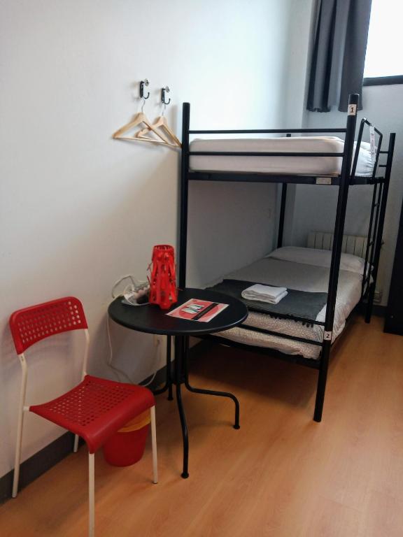 Postel nebo postele na pokoji v ubytování Bilbao Akelarre Hostel