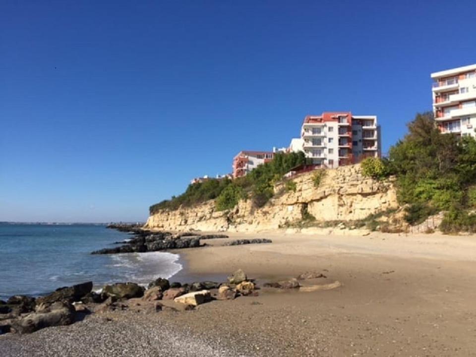 Stunning 1 Bedroom Apartment With Private Beach