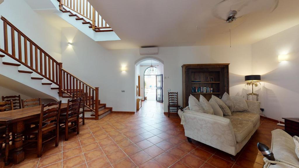 Posedenie v ubytovaní Luxury 5 Bed House private pool and Sea View Nerja