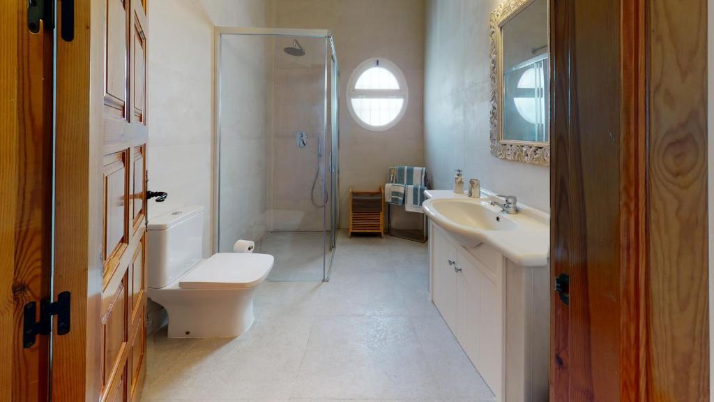 Kúpeľňa v ubytovaní Luxury 5 Bed House private pool and Sea View Nerja