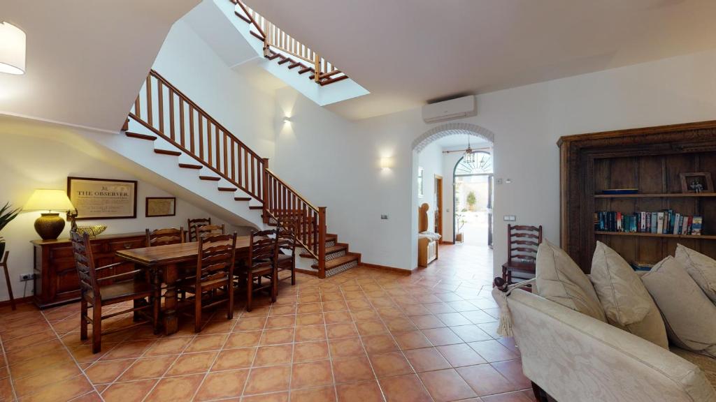 Posedenie v ubytovaní Luxury 5 Bed House private pool and Sea View Nerja