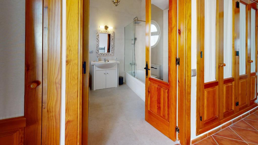 Kúpeľňa v ubytovaní Luxury 5 Bed House private pool and Sea View Nerja