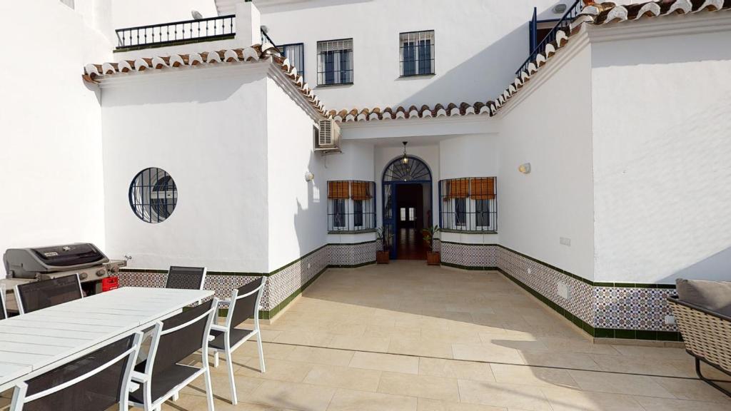 Balkón alebo terasa v ubytovaní Luxury 5 Bed House private pool and Sea View Nerja