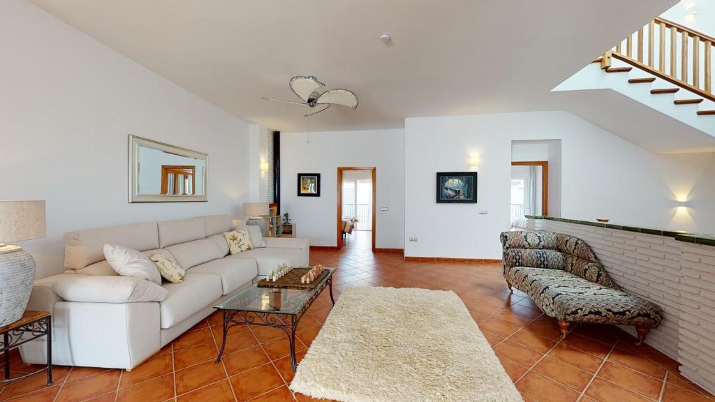 Posedenie v ubytovaní Luxury 5 Bed House private pool and Sea View Nerja