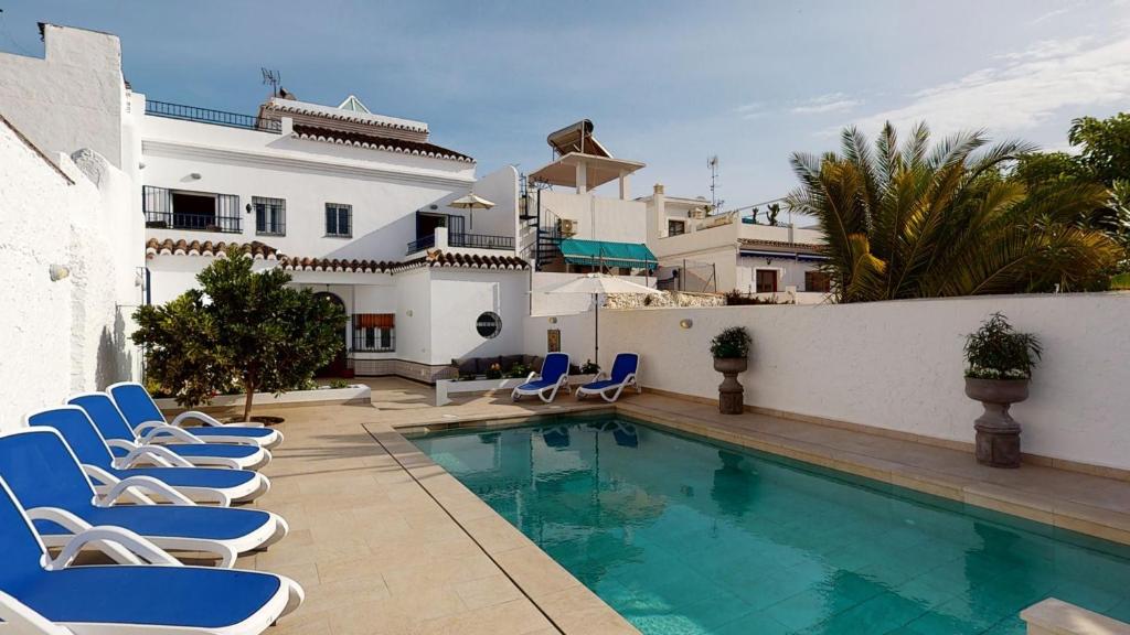 Piscina a Luxury 5 Bed House private pool and Sea View Nerja o a prop