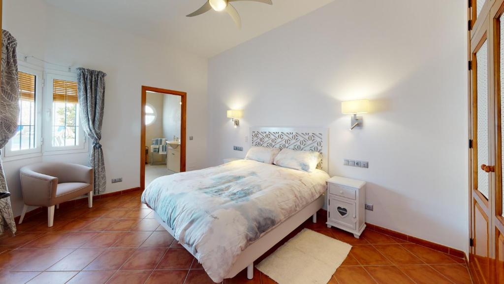 Posteľ alebo postele v izbe v ubytovaní Luxury 5 Bed House private pool and Sea View Nerja