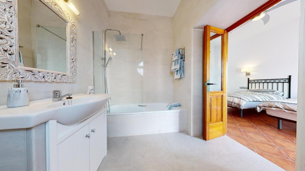 Kúpeľňa v ubytovaní Luxury 5 Bed House private pool and Sea View Nerja