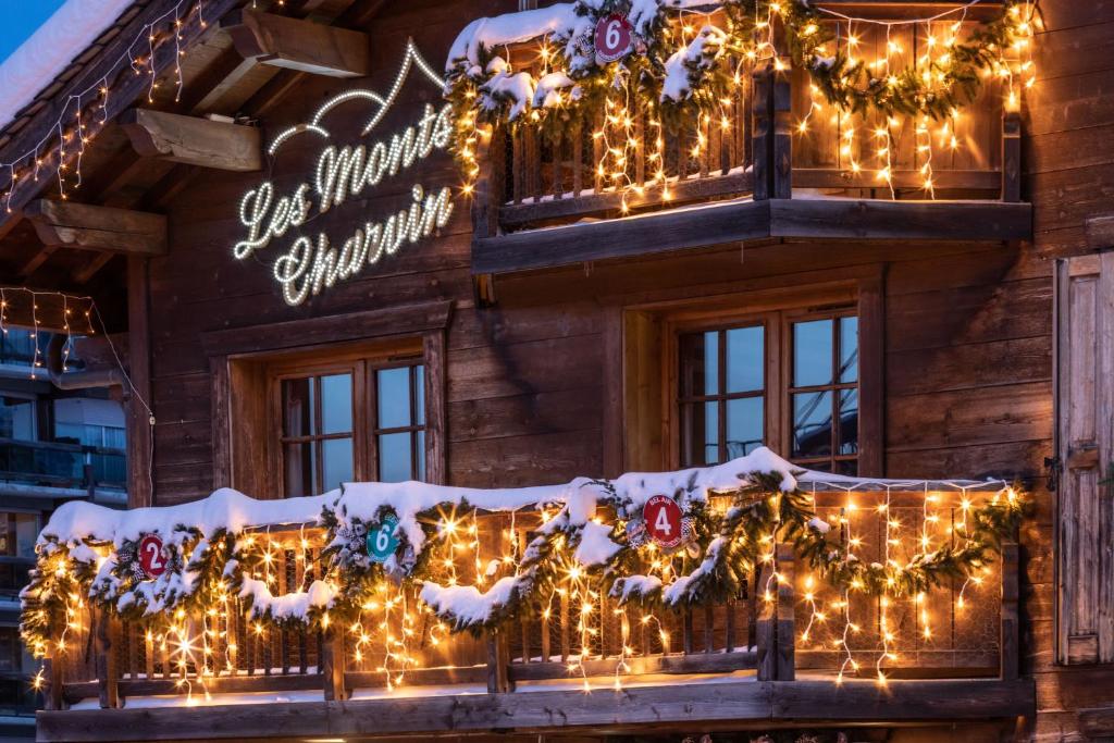 um edifício com luzes de Natal em Les Monts Charvin em Courchevel