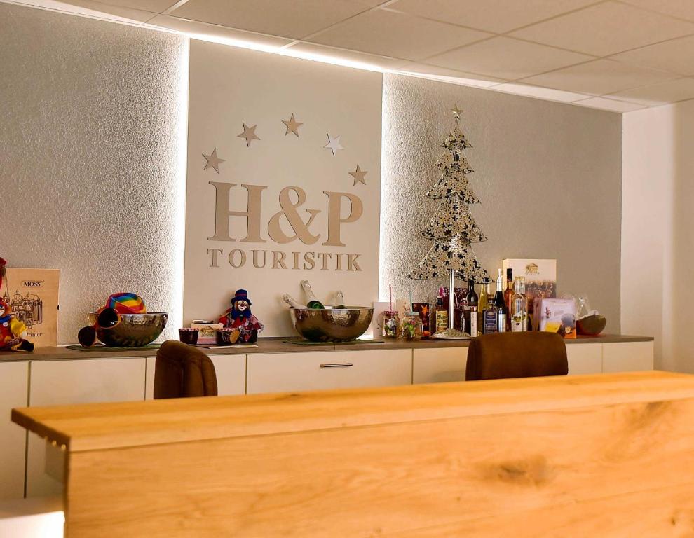 eine Rezeption mit einem Weihnachtsbaum an der Wand in der Unterkunft H&P Touristik Residenz Grafenmatt GRA-3-2 in Feldberg
