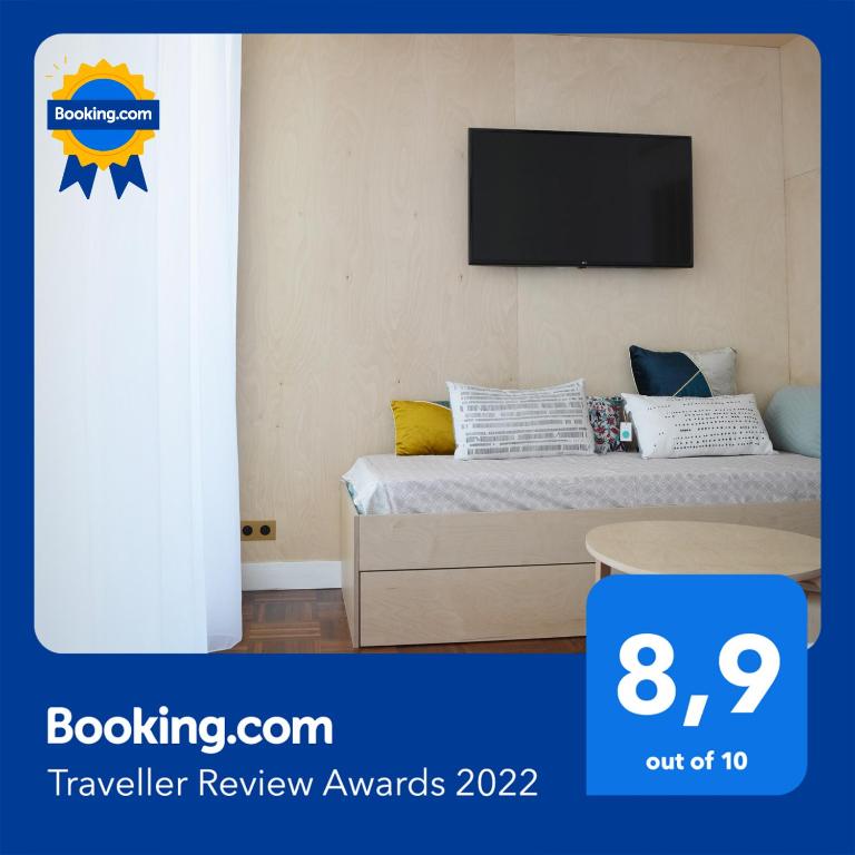 - une chambre avec un lit et une télévision murale dans l'établissement Appartement design avec terrasse, à Paris