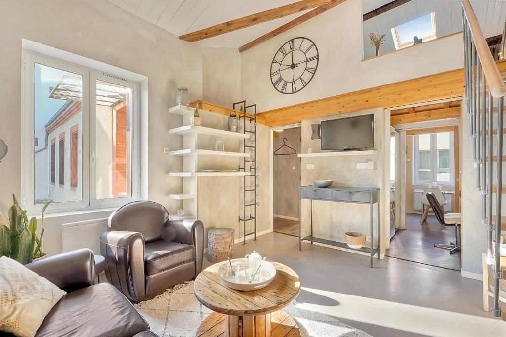 un salon avec un canapé et une table dans l'établissement LE CASTELET - Cosy duplex proche du centre-ville, à Toulouse