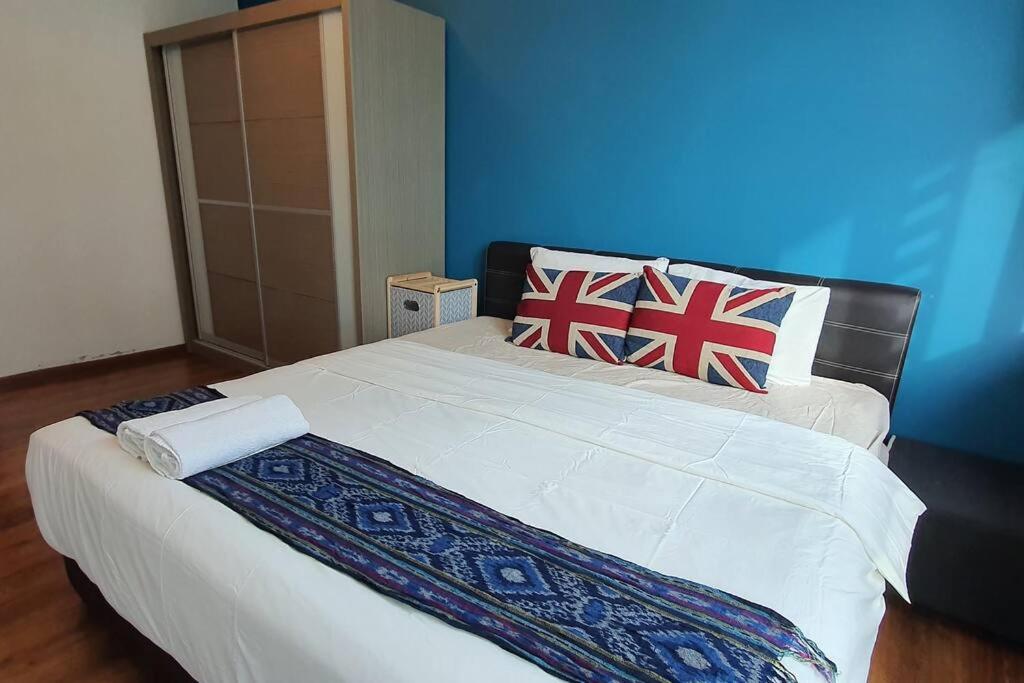 duże białe łóżko z 2 poduszkami w obiekcie Lovely Vivacity Jazz Suite 2 Cozy Condo 2 Card LV6 w mieście Kuching