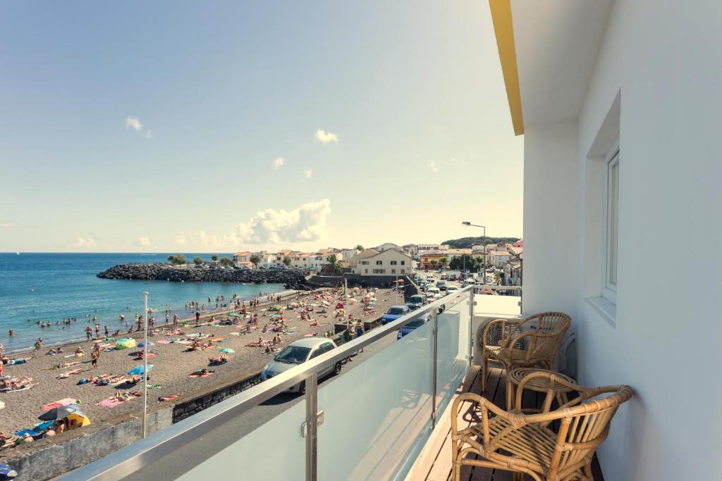 聖洛克的住宿－Beach House by Azores Villas，享有海滩美景的阳台