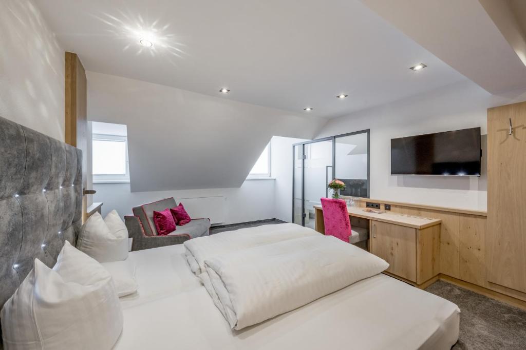 A bed or beds in a room at Hotel Garni Christine