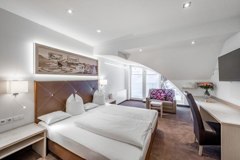 A bed or beds in a room at Hotel Garni Christine