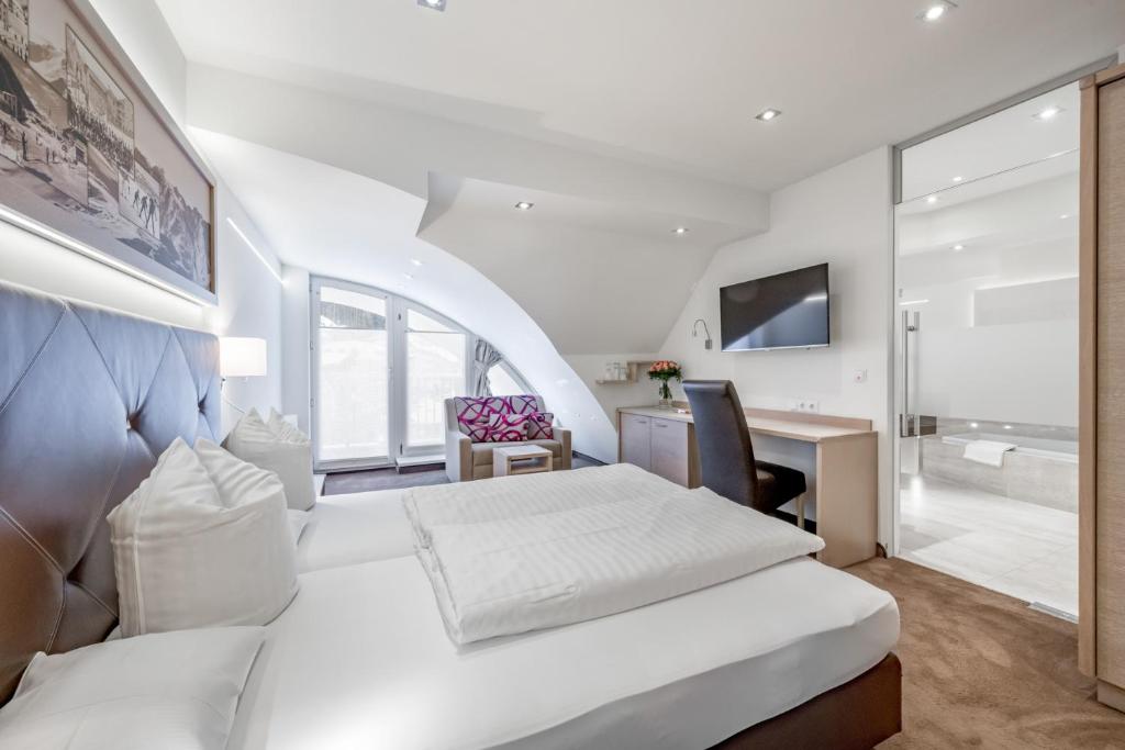 A bed or beds in a room at Hotel Garni Christine