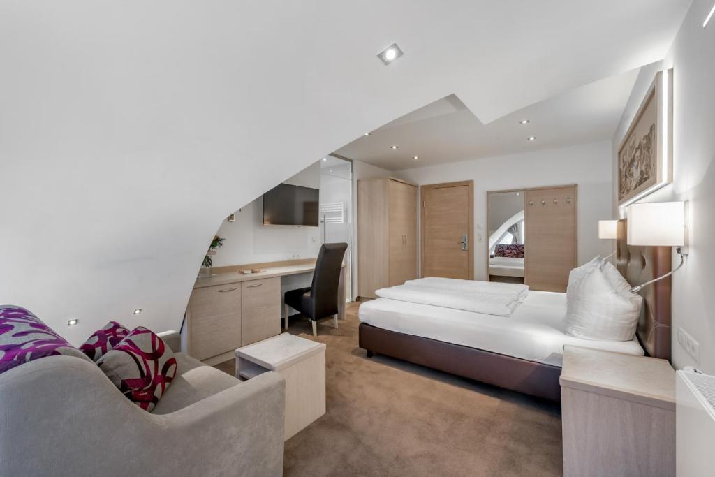 A bed or beds in a room at Hotel Garni Christine