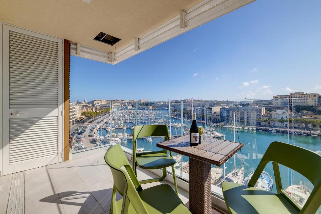 En balkong eller terrasse på Stunning 3BR Apartment with Marina Views