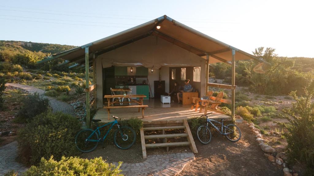 una casa con bicicletas estacionadas frente a ella en AfriCamps Klein Karoo, en Oudtshoorn