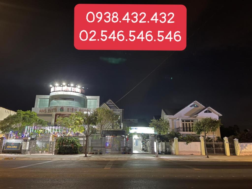 um grande edifício com um sinal vermelho em frente em Nhà Nghĩ Hải Yến em Long Hai