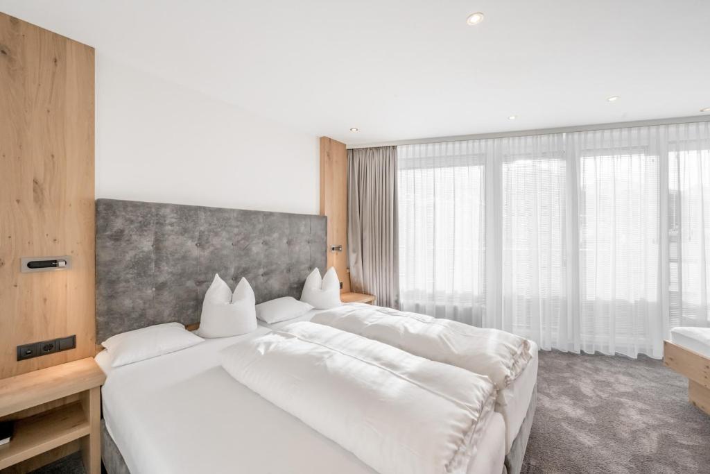 A bed or beds in a room at Hotel Garni Christine