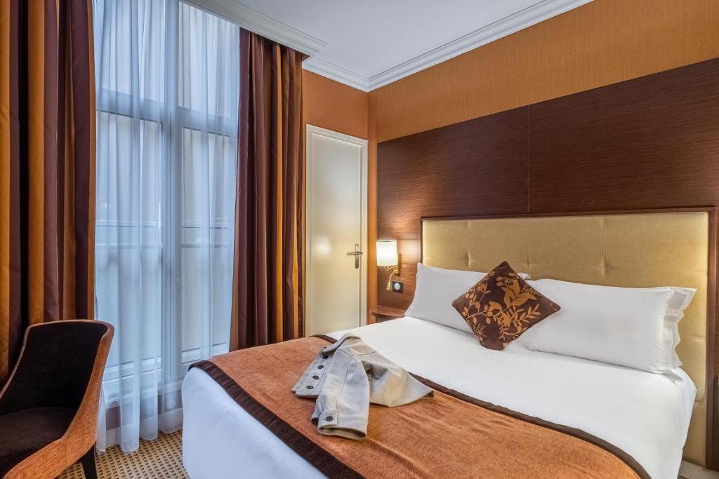 מיטה או מיטות בחדר ב-Hôtel 85 Saint Honore