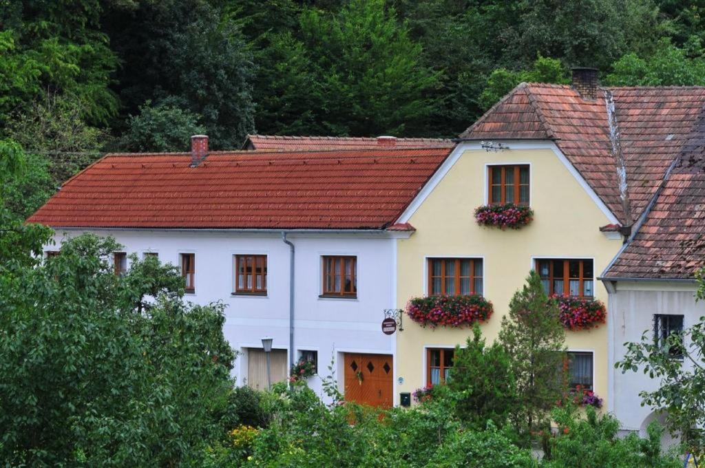 een wit huis met een rood dak bij Weingut Piewald in Gut am Steg
