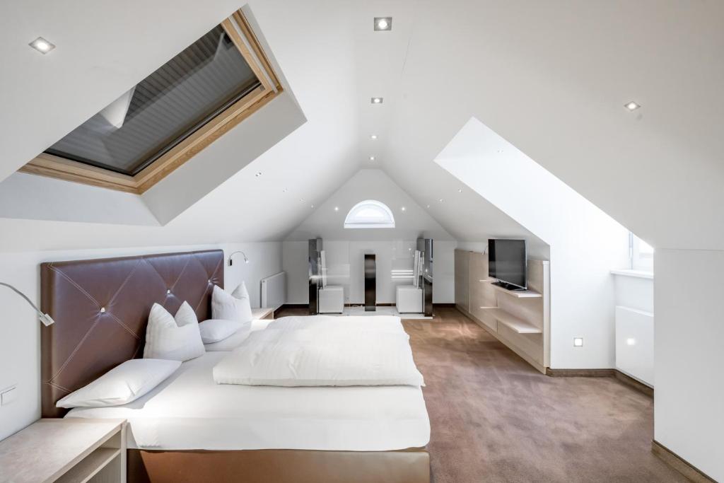 A bed or beds in a room at Hotel Garni Christine