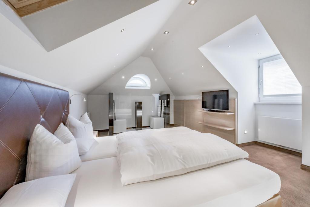 A bed or beds in a room at Hotel Garni Christine