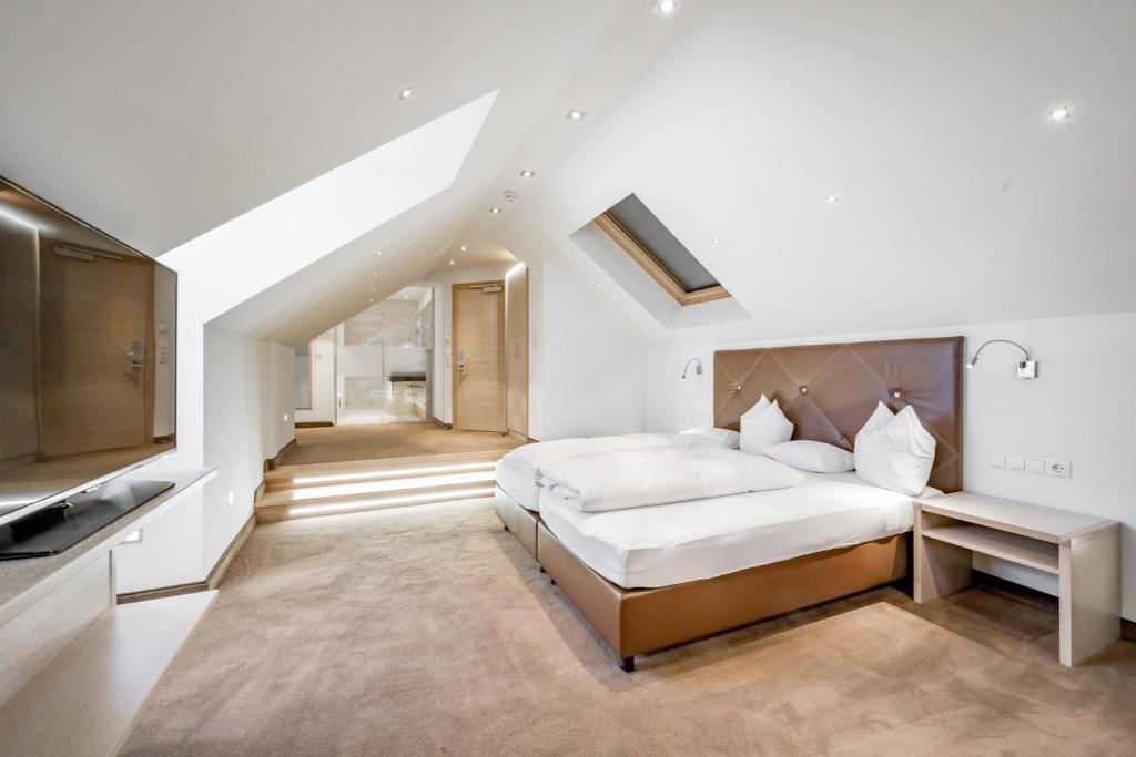 A bed or beds in a room at Hotel Garni Christine