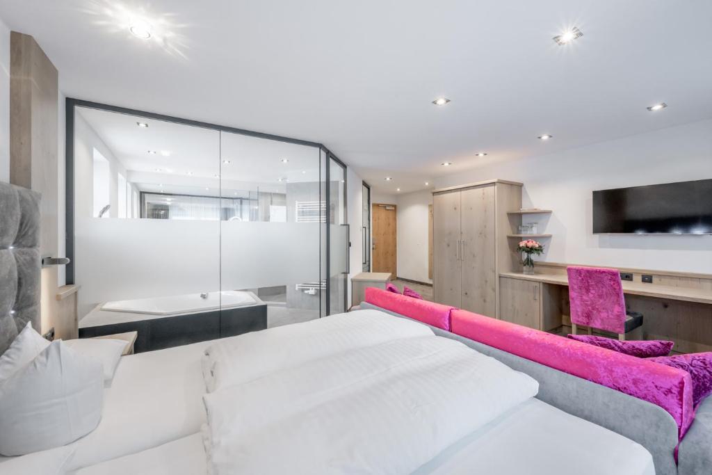 A bed or beds in a room at Hotel Garni Christine