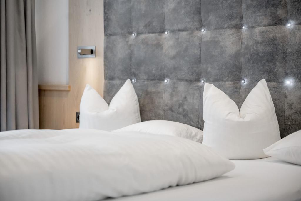 A bed or beds in a room at Hotel Garni Christine
