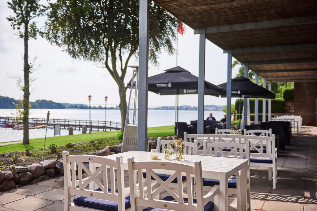 Výhled na řeku, která protéká v blízkosti hotelu