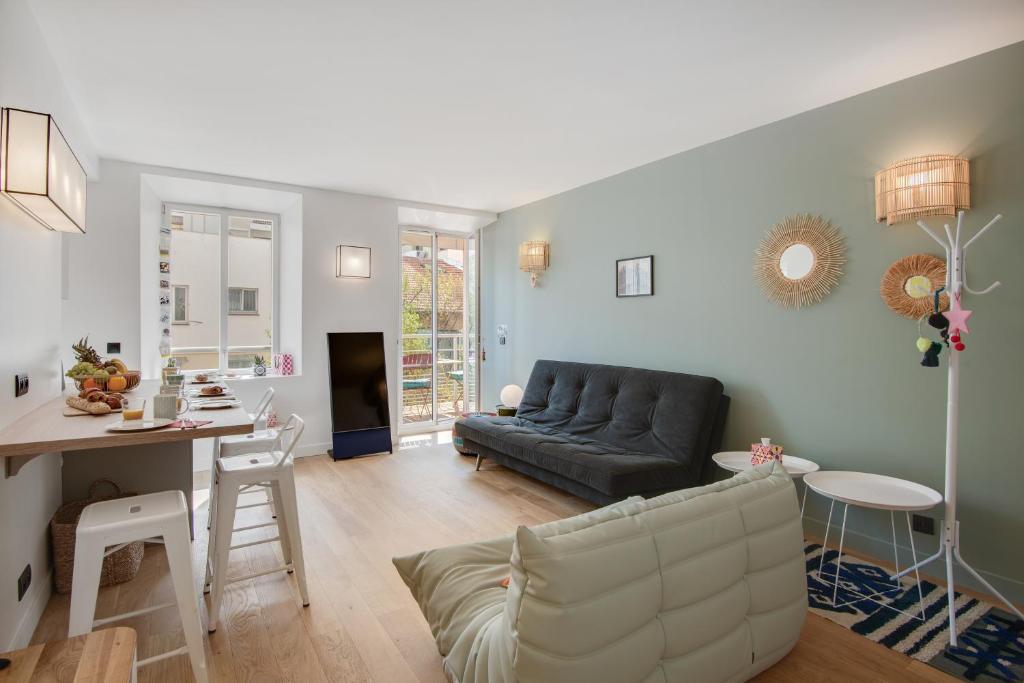 un salon avec un canapé et une table dans l'établissement Gold Apartment, à Cannes