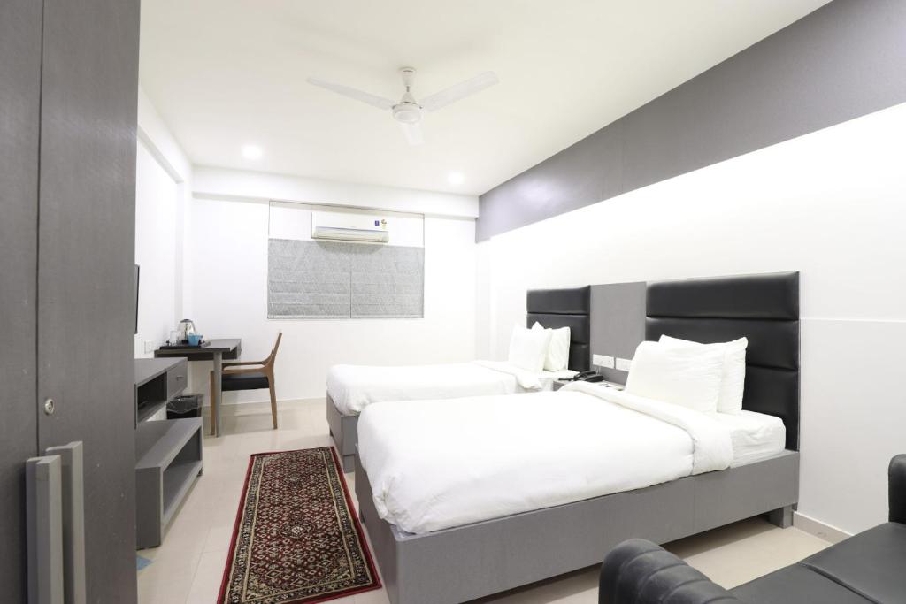 Postel nebo postele na pokoji v ubytování Alba Premier, Ahmedabad