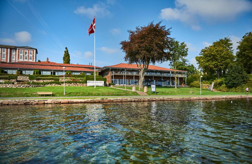 Výhled na řeku, která protéká v blízkosti hotelu