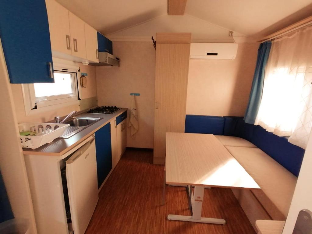 Kuchyň nebo kuchyňský kout v ubytování Tobacco Road camping Sirolo