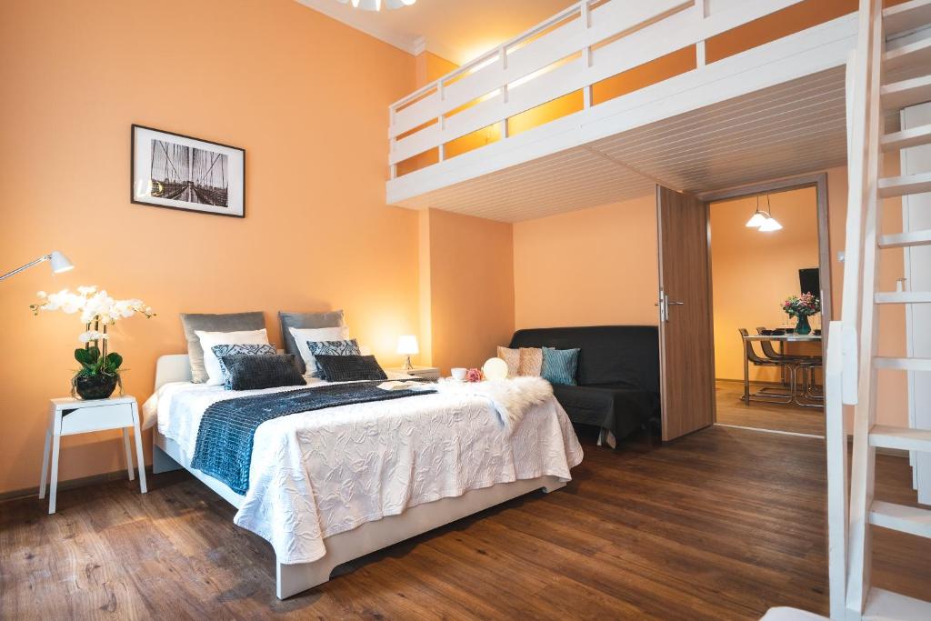 Una cama o camas en una habitación de Central Ruterra 3 BDR Apartment