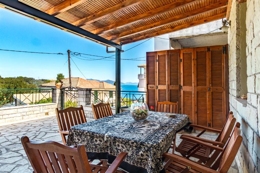 Balkón alebo terasa v ubytovaní Konstas Stone Island House in Meganisi