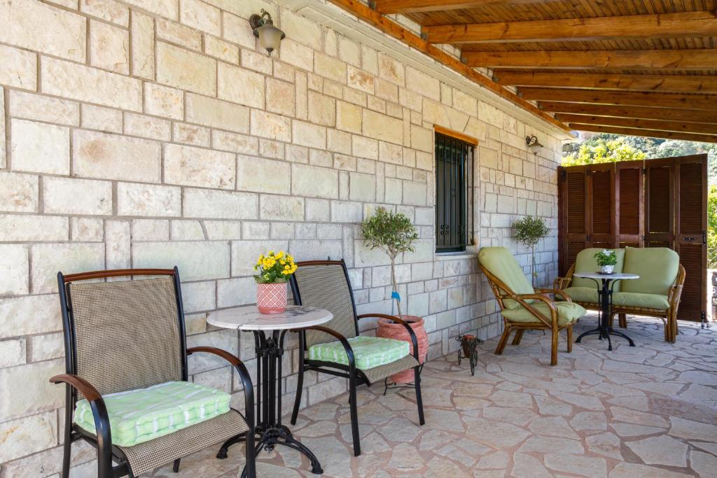 Posedenie v ubytovaní Konstas Stone Island House in Meganisi