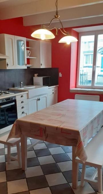 una cocina con una mesa con una caja. en Studio meublé 50m2 - Entrée indépendante en Demange-aux-Eaux