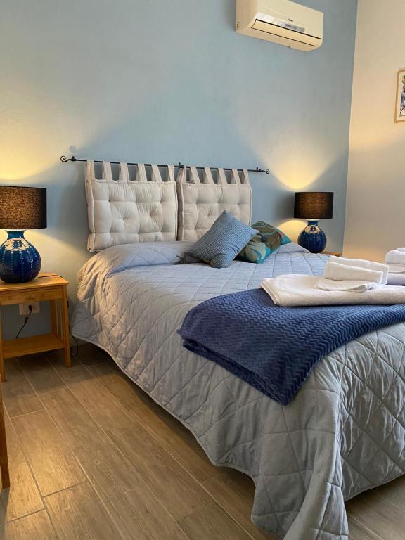 sypialnia z dużym łóżkiem z 2 lampami w obiekcie Iola Rooms - Q9416 w Cagliari