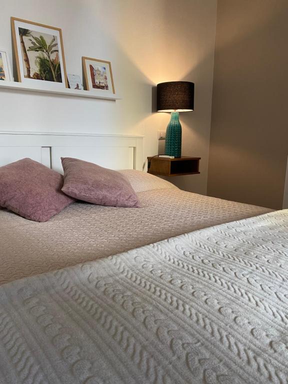 Łóżko lub łóżka w pokoju w obiekcie Iola Rooms - Q9416