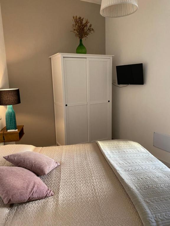 Łóżko lub łóżka w pokoju w obiekcie Iola Rooms - Q9416