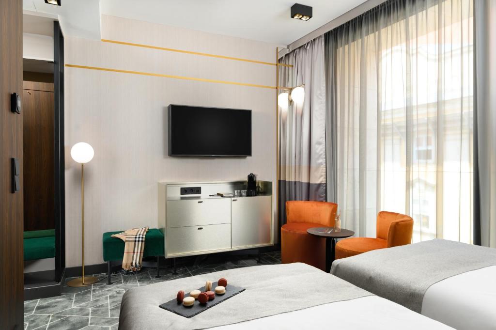 TV a/nebo společenská místnost v ubytování Emerald Hotel by Continental Group